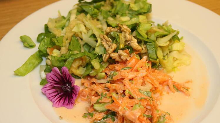 Endivien, Möhren, Quitten, Nüsse - und zur Abrundung Löwenzahnknospen in Öl und Malvenblüten. Fotos: Katrin Geyer