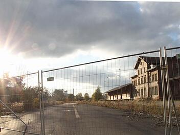 Leere Gebäude, triste Flächen und ein großer Zaun: Die Eigentümer bieten das Güterbahnhof-Gelände derzeit zum Kauf an. Foto: Katrin Geyer