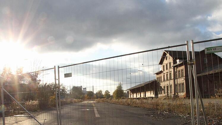 Leere Gebäude, triste Flächen und ein großer Zaun: Die Eigentümer bieten das Güterbahnhof-Gelände derzeit zum Kauf an. Foto: Katrin Geyer