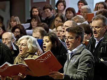 Rund 120 Stimmen zählte der Projektchor bei der Aufführung der Bach-Kantate "Was Gott tut, das ist wohlgetan". Zur Probenarbeit trafen sich die Choristen im "Haus Contakt" und anschließend in der Morizkirche.  Fotos: Jochen Berger