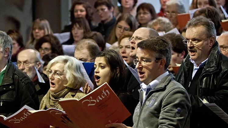 Rund 120 Stimmen zählte der Projektchor bei der Aufführung der Bach-Kantate "Was Gott tut, das ist wohlgetan". Zur Probenarbeit trafen sich die Choristen im "Haus Contakt" und anschließend in der Morizkirche.  Fotos: Jochen Berger