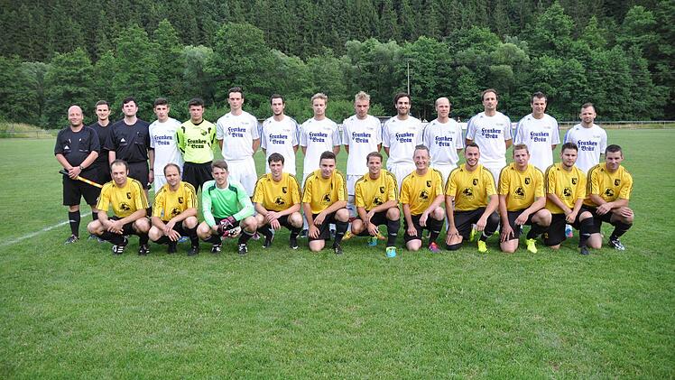 Die Mannschaften von Kreisliga (weiße Trikots) und Kreisklasse spielten in Steinwiesen für Patrick Porzel. Mit im Bild sind die Schiedsrichter.
