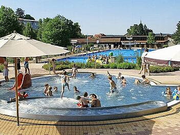 Viel wurde in der Stadt Eltmann erreicht, aber die Herausforderungen werden nicht weniger. Unter anderem steht die Sanierung des Freibades an, in das schon seit Jahren Zug um Zug investiert wurde. Die beiden großen Becken (im Hintergrund) müssen saniert werden, das Kinderplanschbecken ist neu. Foto: Weinbeer