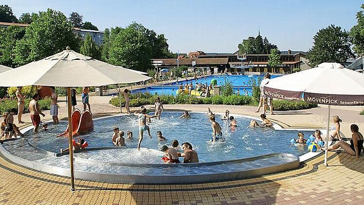 Viel wurde in der Stadt Eltmann erreicht, aber die Herausforderungen werden nicht weniger. Unter anderem steht die Sanierung des Freibades an, in das schon seit Jahren Zug um Zug investiert wurde. Die beiden großen Becken (im Hintergrund) müssen saniert werden, das Kinderplanschbecken ist neu. Foto: Weinbeer