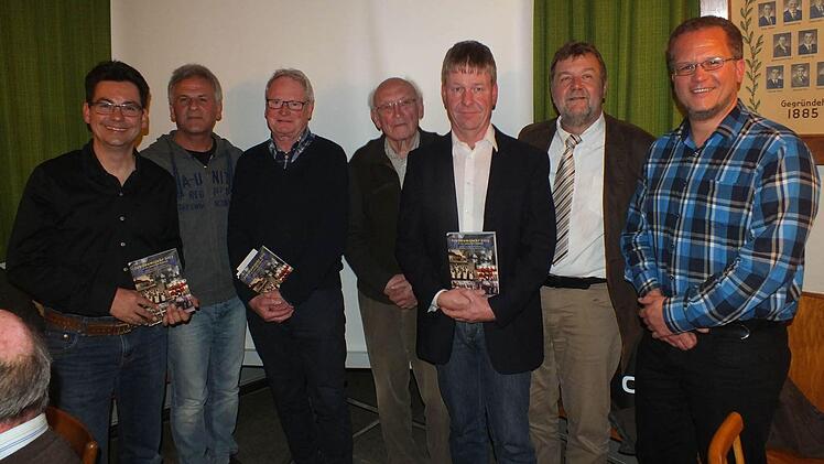 Thomas Willert, Hans Schaub, Klaus-Peter Gäbelein, Robert Noppenberger, Manfred Welker, Bürgermeister Horst Rehder und Pfarrer Lars Rebhan (v. l.) bei der Buchvorstellung Foto: privat