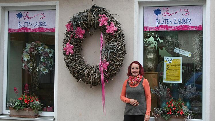 Yvonne Wagner vor ihrem Geschäft in der Schlüsselfelder Altstadt Foto: Evi Seeger
