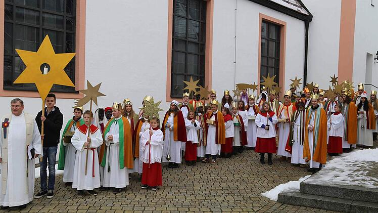 Sternsinger bei der Aussendung in Obertrubach  Foto: Franz Galster