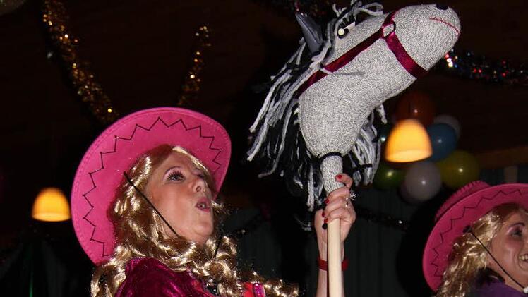 "Ich will nen Cowboy als Mann." Die TSV-Gymnastikdamen. Foto: Klaus Klaschka