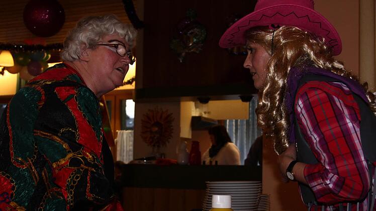 "Hoffentlich langa die Wöscht." Lagebesprechung am Buffet. Foto: Klaus Klaschka