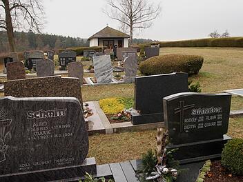 Der Friedhof hat auch große Grünflächen und soll naturnah erhalten bleiben.