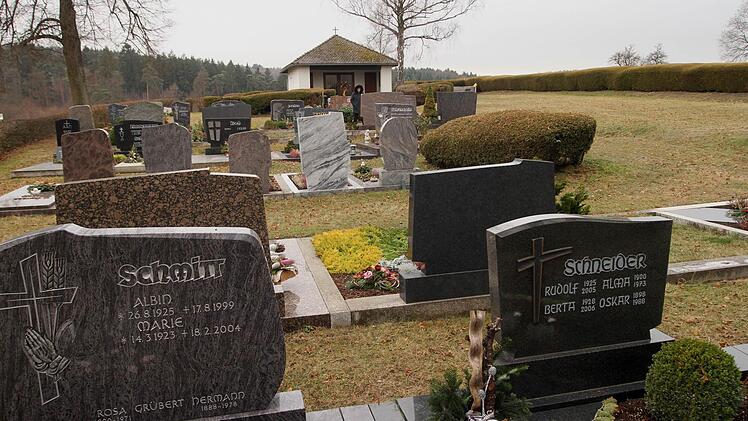 Der Friedhof hat auch große Grünflächen und soll naturnah erhalten bleiben.