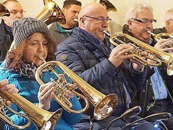 Die Rhönmusikanten aus Waldberg spielen beim achten Dorfadvent in der Kirche.  Foto: Marion Eckert