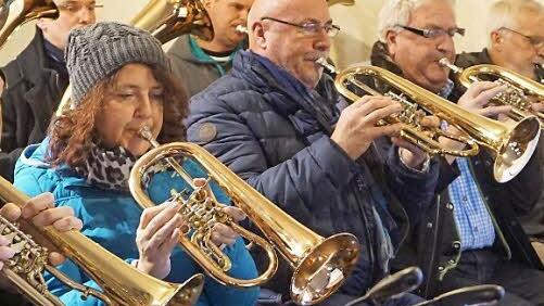 Die Rhönmusikanten aus Waldberg spielen beim achten Dorfadvent in der Kirche.  Foto: Marion Eckert