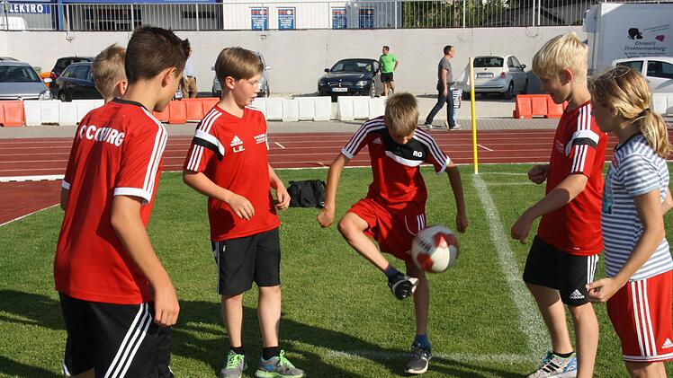 260 Kinder werden derzeit im Nachwuchsleistungszentrum von 21 lizenzierten Trainern ausgebildet. Der Mitgliedsbeitrag von monatlich gut acht Euro wird nun auf 25 erhöht. Foto: Hans Haberzettl