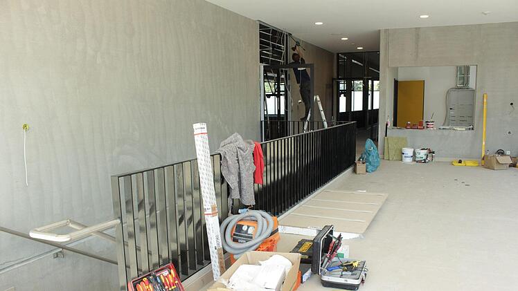 Im Foyer führt die Treppe nach unten zu den Umkleideräumen. Foto: Ulrike Nauer