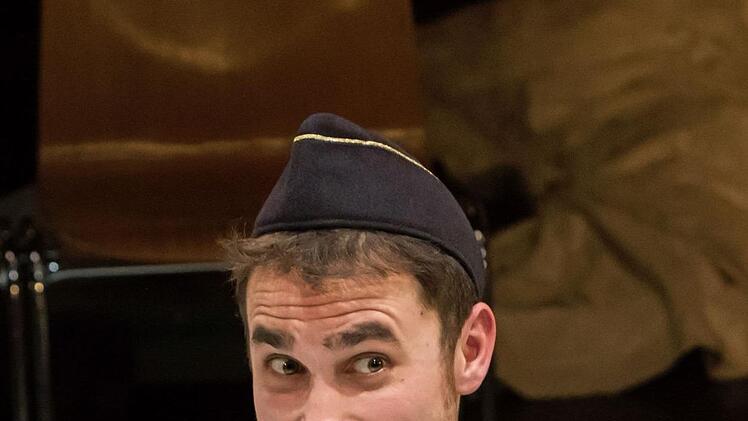 "Die Geschichte vom Soldaten": Valentin Kleinschmidt verkörpert in Coburger die Titelpartie.Proben-Foto Jochen Berger