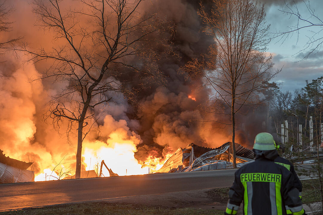 Giftige Rauchwolke über Mittelfranken: Lagerhalle in Roth steht in Flammen