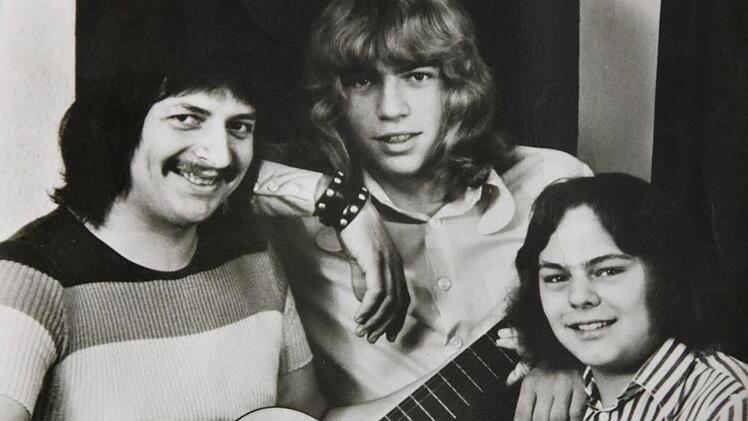 Dieter Hübner (Mitte) mit Gitarrist Heinz-Jürgen Weber (links) und Roland Siegesmund (Drums) in den Anfängen von "Golden Rose"...  Foto: privat
