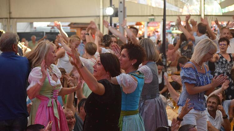 Heizten kräftig ein: Die OPAs im Schützenzelt. Fotos: Daniela Pondelicek