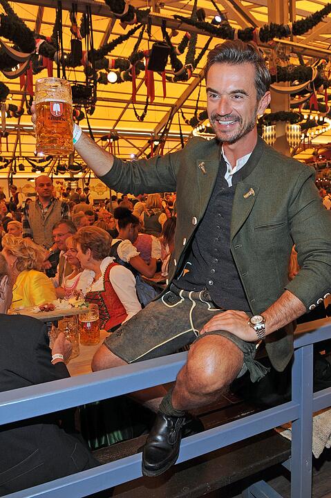 Busseln und Bier: Die Promis auf dem ersten Wiesn-Wochenende feiern um die Wette