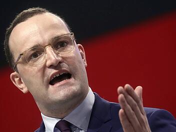 Bundesgesundheitsminister Jens Spahn (CDU) m&ouml;chte durchsetzen, dass Krankenkassen k&uuml;nftig Absaugen von K&ouml;rperfett bezahlen. Foto: Michael Kappeler/dpa