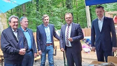 Georg Seitz (von links) und Otto Hagen wurden vom CSU-Ortsvorsitzenden Torsten Gunselmann, dem Vizepr&auml;sidenten des Deutschen Bundestags, Hans-Peter Friedrich, und MdB Thomas Silberhorn f&uuml;r 60 Jahre Mitgliedschaft im CSU-Ortsverband Hallerndorf geehrt.