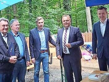 Georg Seitz (von links) und Otto Hagen wurden vom CSU-Ortsvorsitzenden Torsten Gunselmann, dem Vizepräsidenten des Deutschen Bundestags, Hans-Peter Friedrich, und MdB Thomas Silberhorn für 60 Jahre Mitgliedschaft im CSU-Ortsverband Hallerndorf geehrt.