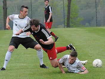 In die Mangel genommen wird der Diebacher Michael Mathes von den Oberthulbaern Maximilian Kiesner (links) und Bastian Seidl. Das umkämpfte Spiel endete mit einem 2:2-Remis. Foto: ssp