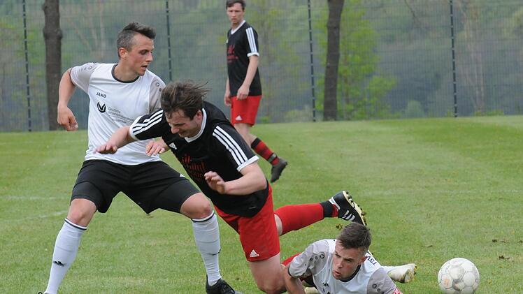 In die Mangel genommen wird der Diebacher Michael Mathes von den Oberthulbaern Maximilian Kiesner (links) und Bastian Seidl. Das umkämpfte Spiel endete mit einem 2:2-Remis. Foto: ssp