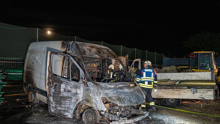 Rattelsdorf: Unbekannte setzen mehrere Baumaschinen in Brand - 300.000 Euro Schaden