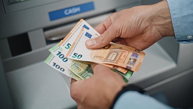 Geld abheben, Geldautomat, Bank, Kreditkarte, Girokonto