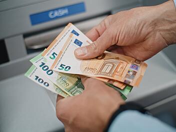 Geld abheben, Geldautomat, Bank, Kreditkarte, Girokonto