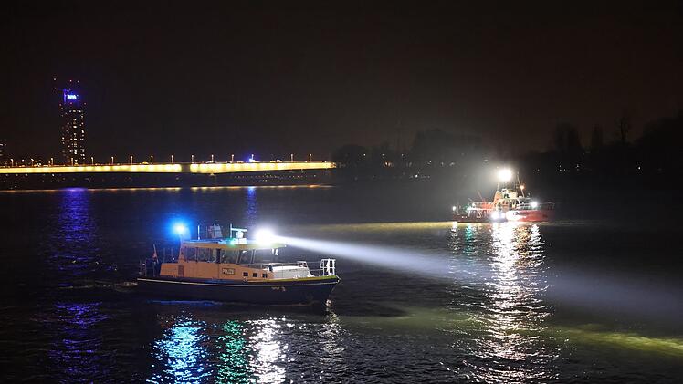 PKW f&auml;hrt in den Rhein - eine Person lebensgef&auml;hrlich verletzt