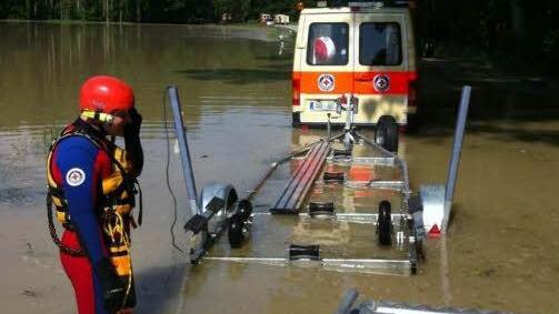 Die Einsatzkräfte des Wasserrettungszugs unterstützen die Helfer der anderen Kreisverbände im Hochwassergebiet. Foto: privat