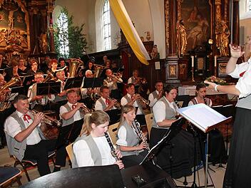 Katja Sperber dirigierte ihren Musikverein und den Projektchor . Fotos: Erlwein