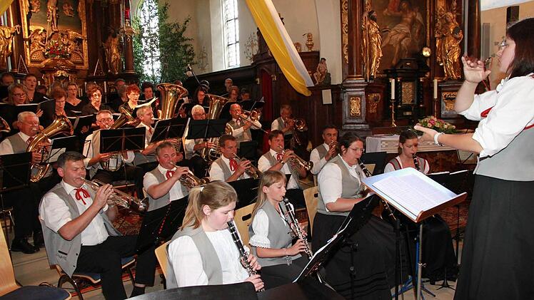 Katja Sperber dirigierte ihren Musikverein und den Projektchor . Fotos: Erlwein