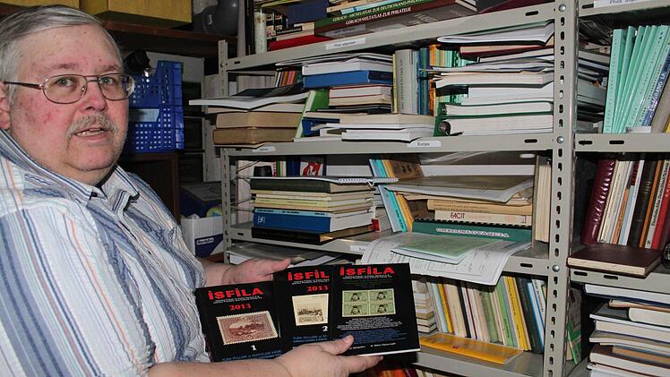 Um in seiner Branche auf dem Laufenden zu sein, bedarf es einer ganzen Anzahl an Medien. Und was man nicht im Kopf hat, muss man im Regal haben: Herbert Geier vor einem kleinen Teil seiner Fachbücher und Nachschlagewerke.  Fotos: Markus Häggberg
