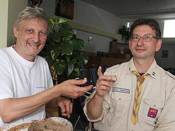 Bäcker Ralf Groß übergibt an Leiter Harald Gruhl den Erlös aus dem Verkauf des Royal-Rangers-Brotes. Mit dem Geld soll es Jugendlichen ermöglicht werden, zum Bundescamp zu fahren. Foto: Sonja Adam