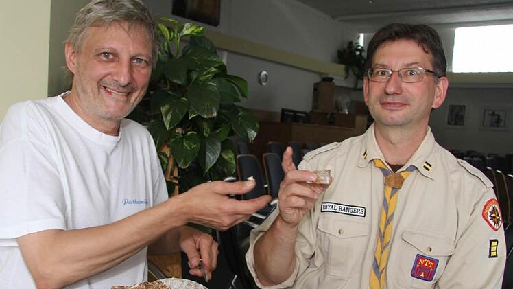 Bäcker Ralf Groß übergibt an Leiter Harald Gruhl den Erlös aus dem Verkauf des Royal-Rangers-Brotes. Mit dem Geld soll es Jugendlichen ermöglicht werden, zum Bundescamp zu fahren. Foto: Sonja Adam