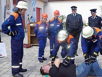Die Nachwuchs-Feuerwehrkräfte Dirk Fischer, Jakob Welscher, Markus Müller, Lukas Müller und Kevin Barnickel bringen den "Verletzten" Felix Boxdörfer in die stabile Seitenlage.  Foto: Heike Schülein
