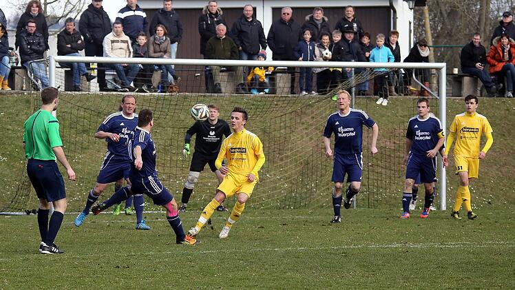 So konzentriert wie beim 4:1 in Eicha wollen die Fußballer des TSV Ludwigsstadt (blaue Trikots) auch in den restlichen Spielen im Kampf gegen den Abstieg aus der Bezirksliga antreten, im Bild (von links) Stefan Gehring, Fritz Kühnlenz, Torwart Aaron Sieber, Benedikt Pfeiffer und André Feuerpfeil. Foto: Timo Geldner