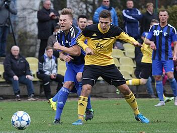 Die giftigere Mannschaft war der Gast aus Frohnlach, der mit 3:0 bei der SpVgg Jahn Forchheim triumphierte. Hier begeht allerdings Jannik Schmidt (r.) ein Stürmerfoul an Sven Becker.  Fotos: Sebastian Baumann