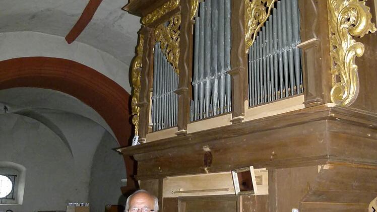 Kirchenpfleger und Mesner Anton Heinert präsentiert die frisch restaurierte Orgel aus dem 18. Jahrhundert.