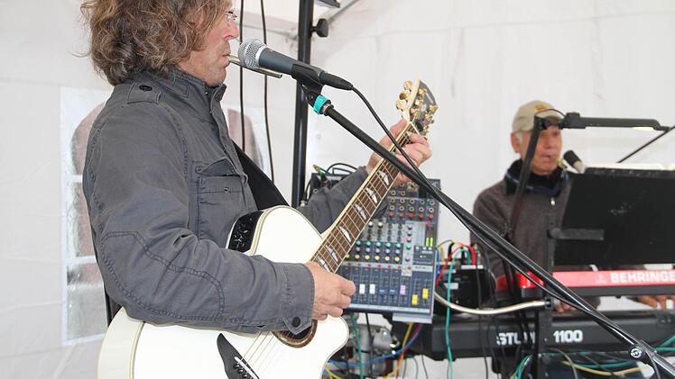 Das Duo "fifty fifty" unterhielt am Nachmittag auf dem Lichtenfelser Marktplatz.