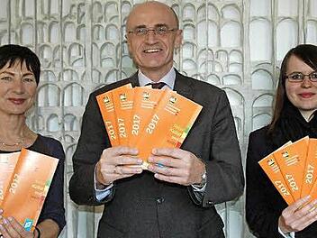 Den neuen Veranstaltungskalender des Landkreises Ha&szlig;berge f&uuml;r das kommende Jahr 2017 pr&auml;sentieren (von links) Renate Ortloff, Landrat Wilhelm Schneider und Melanie Lurz. Foto: Moni G&ouml;hr/Landratsamt Ha&szlig;berge