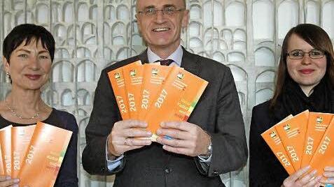 Den neuen Veranstaltungskalender des Landkreises Ha&szlig;berge f&uuml;r das kommende Jahr 2017 pr&auml;sentieren (von links) Renate Ortloff, Landrat Wilhelm Schneider und Melanie Lurz. Foto: Moni G&ouml;hr/Landratsamt Ha&szlig;berge
