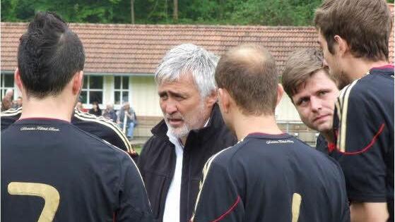 J&ouml;rg Dittwar (-07): Die meisten kennen den Fu&szlig;baller J&ouml;rg Dittwar als ehemaligen Bundesligaprofi des 1. FC N&uuml;rnberg. Von 1987 bis 1994 spielte er sieben Jahre f&uuml;r den Club. 1990 hinderte ihn eine Verletzung an der WM-Teilnahme. Er blieb als Spieler also ohne L&auml;nderspiel - nicht aber als Trainer! Nachdem der geb&uuml;rtige Stadtsteinacher als &Uuml;bungsleiter Erfahrungen bei diversen fr&auml;nkischen Amateurvereinen gesammelt hatte, wurde er 2009 Bundestrainer f&uuml;r Fu&szlig;baller mit intellektueller Beeintr&auml;chtig...