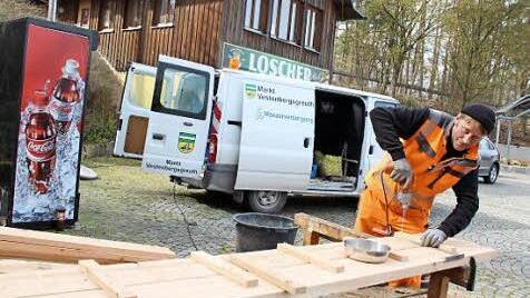 Für den gelernten Schreiner Thomas Lösch, der im gemeindlichen Bauhof arbeitet, ist das Zurechtschneiden des Sicherheitsstegs ein Kinderspiel. Foto: Andreas Dorsch