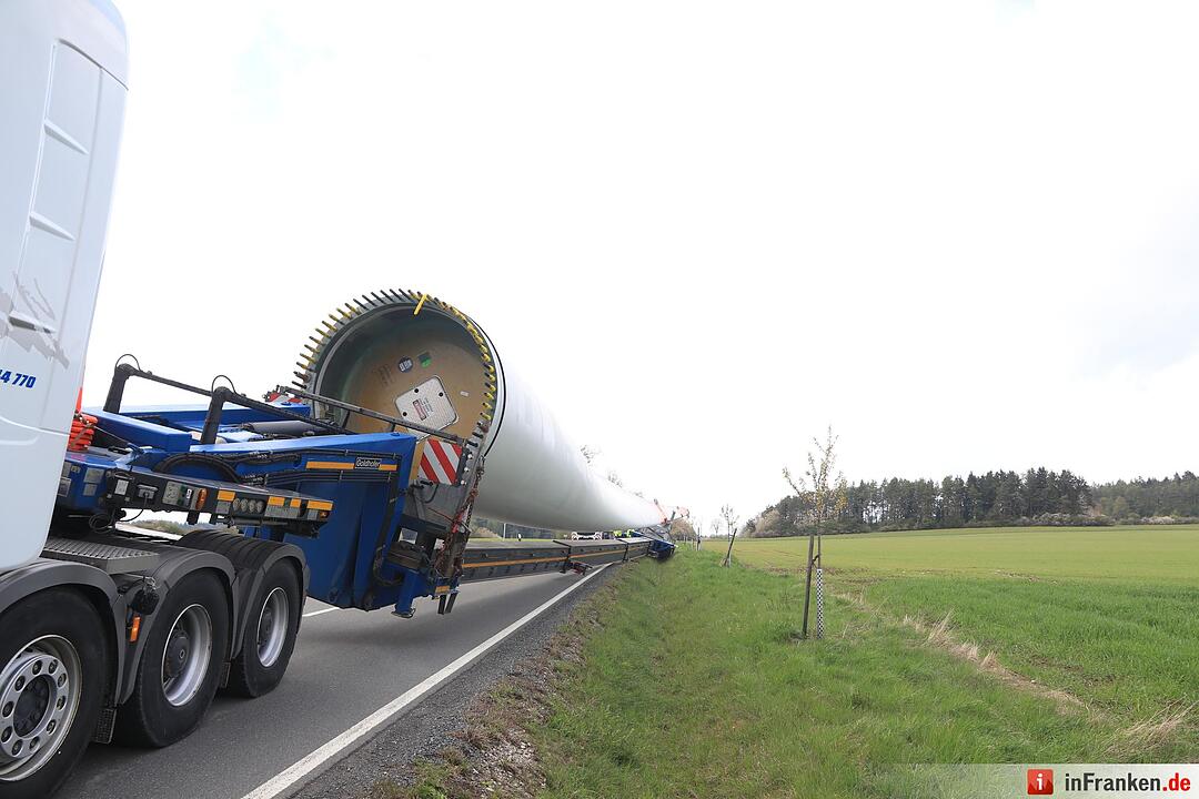Schwertransport mit Windradflügel landet bei Thurnau im Graben