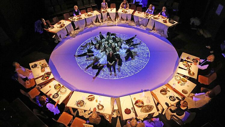 Das "Projekt Parzival" nach einem Text von Tankred Dorst feierte Premiere im Coburger Theater in der Reithalle.Foto: Henning Rosenbusch